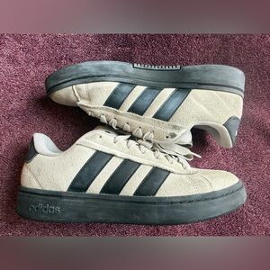 Men’s Adidas sneaker